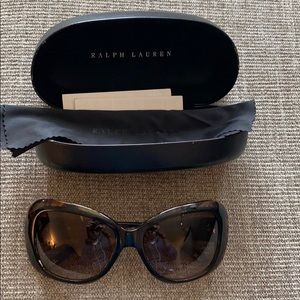 Sunglasses with tortoiseshell and black